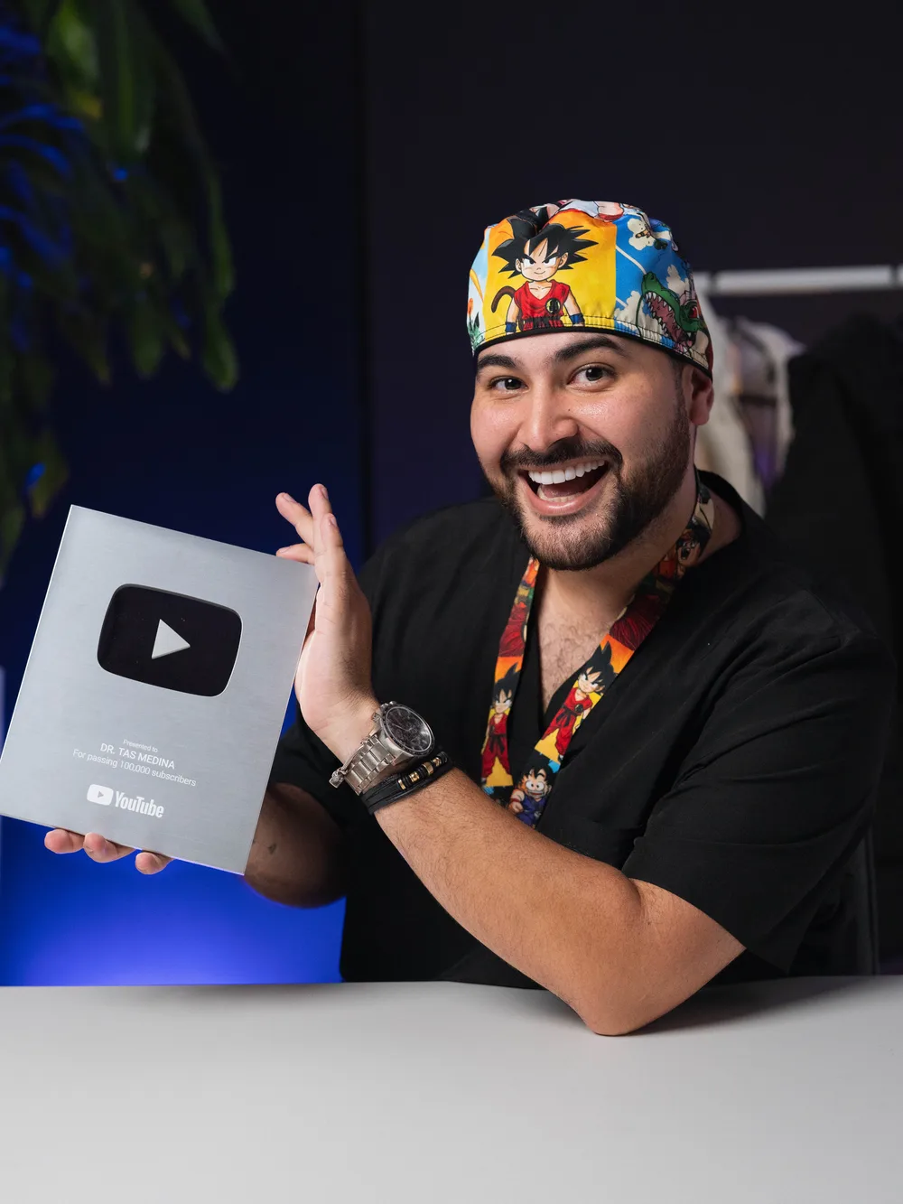 Dr. Tas Medina con su placa de YouTube